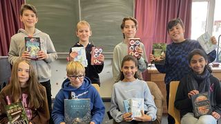 Die DBG-Klassensieger Leonard (hinten, v. l.), der auch Schulsieger wird, Sophia, Jan und Aris sowie Laura (vorne, v. l.), Philipp, Samia und Zahra lesen in der Stadtbücherei nicht nur vor einer Jury, sondern auch vor ihren Mitschülern.