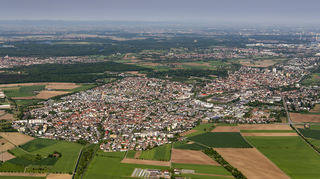 Blick von Osten auf die Stadt Schwetzingen. In der Bildmitte führt die Bundesstrasse B 535 in die Stadt, links vorne Oftersheim.