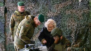 Christine Lambrecht (3.v.l.) lässt sich die Abwehrwaffe erläutern.