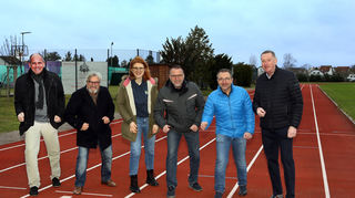 Am Start mit dem Projekt „Lions-Anpfiff“ bei der DJK Hockenheim: Michael Sauter (Lions, v. l.), Peter Behnert (Lions), Tabea Finke (Anpfiff ins Leben), Günter Offenloch und Siegfried Kahl (DJK) sowie Heinz Kuppinger (Lions). Sie wollen Kinder und Jugendliche im Verein auch außerhalb der Tartanbahn unterstützen. © Lenhardt