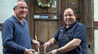 Haben eine besondere Aktion ausgekocht: Pfarrer Michael Dahlinger (l.) und Gastro-nom Mario Böhm freuen sich vorm „Güldenen Engel“ auf Sonntag.