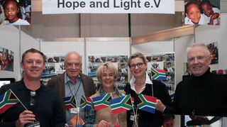 Christian Kugelmeier (v. l.), Rainer und Traudel Winge, Stefanie Barth-Spiekermann und Thomas Hoering präsentieren ihren Verein Hope and Light.