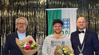 Echte Sportsleute: Sportschütze Manfred Karl (v. l.), Hawaii-Teilnehmer Dirk Oswald werden von Seidel geehrt. Weltmeisterin Malaika Mihambo muss hingegen absagen.
