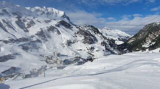 Der Zürserhof liegt direkt im Skigebiet Lech Zürs am Arlberg, der fünfgrößten zusammenhängenden Skiregion weltweit.