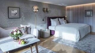 Geschmackvoll: eine Juniorsuite mit liebevoll arrangierten Details.