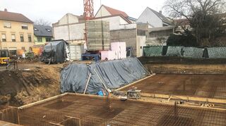 Blick auf die Baugrube von der Marstallstraße aus – hier entstehen derzeit Keller und Tiefgarage.