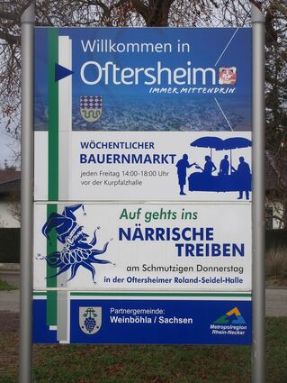 Ja, was denn nun? Der wöchentliche Bauernmarkt findet vor der Kurpfalzhalle, der Schmutzige Donnerstag in der Roland-Seidel-Halle statt.