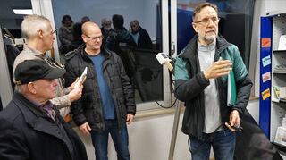 Hans Kasper (r.) und Helmut Sprengel (2. v. l.) von der Arbeitsgruppe „Erneuerbare Energien“ informieren in der offenen Sprechstunde in der Bücherei über sogenannte Balkonkraftwerke und geben Tipps zu einer CO-neutralen Stromerzeugung im eigenen Haushalt.