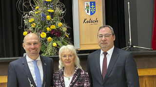 Bürgermeister Timo Wangler (l.) mit den Ketscher Ehrenbürgern Helena Moser und Jürgen Kappenstein.