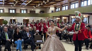 Festlich geht es beim Ketscher Neujahrsempfang zu, wenn traditionell die Fasnachtsprinzessin der Narrhalla ihre Aufwartung macht: Die amtierende Lieblichkeit Nathalie II. zieht mit ihrem närrischen Gefolge in die Rheinhalle ein.