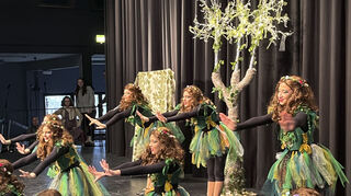 Die Jugendschautanzgruppe der Narrhalla sorgte für ein frabenfrohes Bühnenbild.