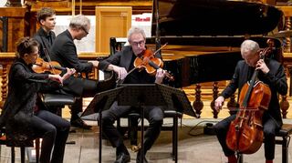 Mit spielerischer Noblesse und technischer Virtuosität: Das Fauré Quartett mit Erika Geldsetzer (Violine), Dirk Mommertz (Klavier), Sascha Frömbling (Viola) und Konstantin Heidrich (Cello) verzichtet für das Rotary-Konzert auf einen Teil seiner Gage.