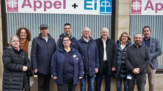 Spendenübergabe: Birgit Zeitler (v. l.), Elke Menrath, OB Hans D. Reinwald (Leimen), Tanja Reinhard, Markus Unterländer, Martin Heß, Michael Thomeier (Sparkasse Heidelberg), Sabine Kuhn, Alexander Schweitzer und Markus Fissl (Sparkasse).
