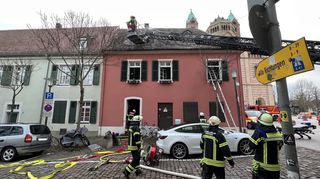 In der Speyerer Altstadt hat am Montagmorgen ein Wohngebäude gebrannt.