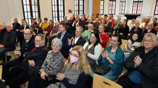 In ihrem Gemeindehaus empfängt die evangelische Kirchengemeinde zahlreiche Gäste und wagt einen Ausblick auf die kommenden Jahre. Bilder: Lenhardt