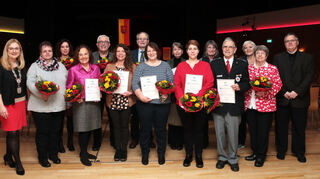 Während des Neujahrsempfangs ehrt Bürgermeisterin Patricia Rebmann (v. l.) Bärbel Müller, Ute Fischer, Ingeborg Mairon, Horst Reiß, Sabine Geschwill, Hans-Eberhard Steffen, Ulrike Matt, Corinna Brambach, Kim Boyne, Inge Wintermantel, Helmut Dörr, Ersi Xanthopulos, Ilse Bührer und Thomas Hübler für bürgerschaftliches Engagement.