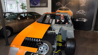 Horst Schultz am Steuer des Mercedes C 111, der in der Autovision als Demo-Fahrzeug zu sehen ist und der mit zahlreichen original Bauteilen, unter anderem dem Wankelmotor, mit dem die Version 1 fuhr, ausgestattet ist.