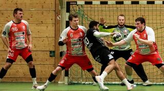 In der Handball-Badenliga macht es die St.Leon/Reilingen – hier Carsten Frank (v. l.), Tim Anschütz und Christoph Köhler vor Tor-hüter Christoph Köhler – ihren Viernheimer Gästen beim 24:26 nicht immer schwer genug.