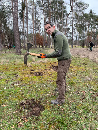 Dr. Andre Baumann packt bei der Aktion selbst kräftig mit an.