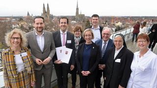 Das Jahr fängt gut an – über den Dächern von Speyer: Über den Förderbescheid freuen sich Monika Heidenmann (v. l.), Daniel Stich, Dr. Wolfgang Schell, Bürgermeisterin Monika Kabs, Oberbürgermeisterin Stefanie Seiler, Peter Rompf, Klaus Diebold, Sr. Beata Maria und Dr. Cornelia Leszinski.