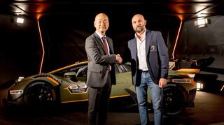 mid Groß-Gerau - Partnerschaft per Handschlag besiegelt: Sanghoon Lee, Präsident von Hankook Tire Europe (links) und Giorgio Sanna, Head of Lamborghini Motorsport, sind sich einig.