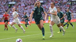 Deutschlands Jule Brand und Englands Rachel Daly kämpfen beim EM-Finale 2022 im Wembley Stadion um den Ball.