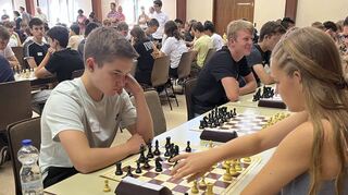 Volle Konzentration herrscht hier bei der U20, den ältesten Spielern beim Jugend-Grand-Prix 2022 zuletzt. Die Rheinhalle avanciert dann zum beliebten Treffpunkt für das königliche Spiel.