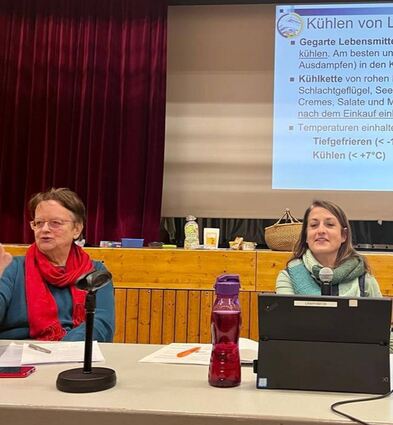 KuSG-Vorsitzende Sabine Petzold und Carmen Wetterauer vom Veterinäramt Heidel-berg beim Infoabend zum richtigen Umgang mit Lebensmitteln.