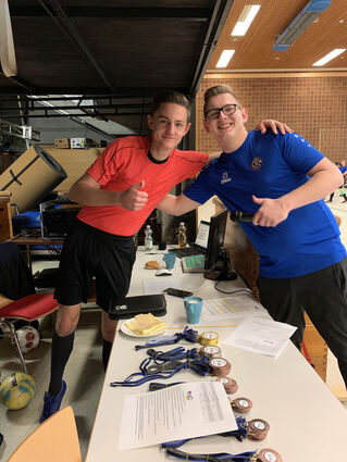 Zwei, die sich engagieren: Christopher (r.) war beim Konfi-Cup als Hallensprecher und in der Turnierleitung aktiv und sein Bruder Philipp als Schiedsrichter.