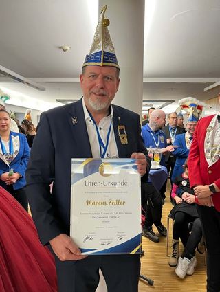 Neuer Titel: OB Marcus Zeitler mit der Ernennungsurkunde zum Senator.