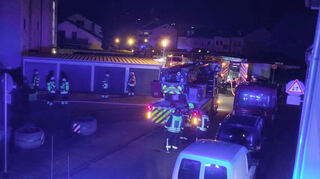 Viel Blaulicht am Dienstagabend in der Gartenstraße in Oftersheim - es kam zu einem Kellerbrand.