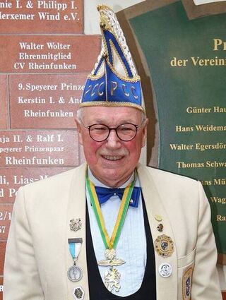 Wolfgang Eichhorn hat den Goldenen Löwen mit Brillanten verliehen bekommen.
