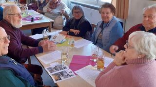 ssz sängerbund. v.l. Am langen Tisch: Helmut Koranda, Oskar Hardung, Erika Zipp, Ilse Fackel-Kretz, Martin Räpple und Christa Räpple. Bild: Renate Schnitzer