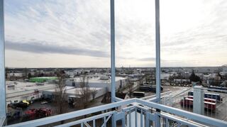 Büro mit Aussicht: Vom Aurelis-Musterbüro im sechsten Stock des Gebäudes reicht die Aussicht über das komplette Gewerbe- und Industriegebiet Talhaus.
