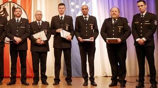 Kommandant Markus Piperno (v. l.), Bürgermeister Stefan Weisbrod, Mathias Gerlach mit den geehrten Mitgliedern der Feuerwehr und Claus Schmitt (r.), dem stellvertretenden Vorsitzenden des Kreisfeuerwehrverbandes.