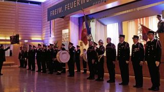Unter der Leitung von Jürgen Oechsler (l.) sorgt der Spielmannszug der Feuerwehr für Unterhaltung und begrüßt die Gäste aus der französischen Partnergemeinde Jargeau (r.).