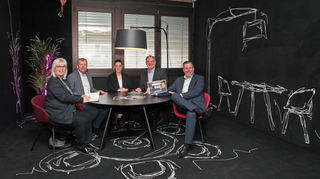 Die Aurelis Real Estate GmbH kann in der Neustadter Straße 5-7 im Industriegebiet Talhaus auf fünf Etagen jeweils 1100 Quadratmeter Bürofläche bereitstellen. Hier zu sehen: Birgit Schweiger-Pfannemüller (Leiterin Asset &amp; Property Management), Dipl.-Kfm. Ivo Iven (Geschäftsführer), Stefanie Riemer, Donald Pape-Rese und OB Marcus Zeitler