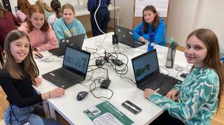 Die Mädchen des Girls’ Digital Camp des Gauß-Gymnasiums besuchen das informa-tive Mint-Zukunftslabor im Innovation Tank Heidelberg.