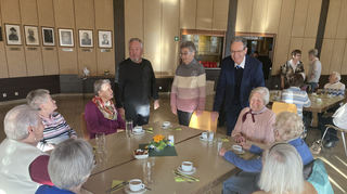 Pfarrer Erwin Bertsch (stehend v. l.) und Ursula Jennewein vom Team des Forums älterwerden begrüßten zusammen mit den Senioren bei Treffen am Mittwochnachmittag Bürgermeister Dr. Ralf Göck als Referenten. Bild: strauch