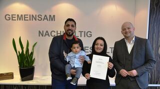 Das Ehepaar Kentijana Demiri und Besim Gushanaj mit Sohn Ismael und Bürgermeister Pascal Seidel (r.).