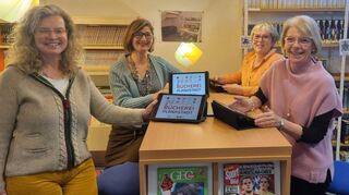 Claudia Verclas (v. l.), Gabi Tagscherer, Suse Schwender und Birgit Mechler präsentieren die neuen Tablets. Das Team der Bücherei steht in der Jugendecke, die gerne genutzt wird.