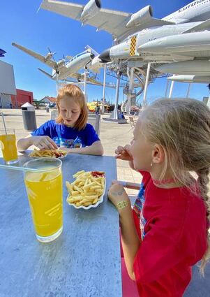 Mittagspause beim „Kids Day“ unter den großen Maschinen.