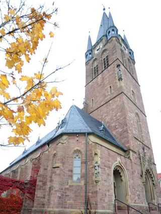 In Reilingen steht die Kirche St. Wendelin mi ihrem markanten viereckigen Turm.