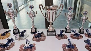 Sieger und Teilnehmer des E-Jugend-Masters des SC Olympia Neulußheim wurden mit Medaillen und Pokalen bedacht. Den Wanderpokal, den die Stuttgarter Kickers ein zweites Mal in Folge mit nach Hause nehmen, ist von der Gemeinde gestiftet.