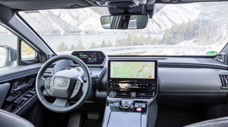 mid Zillertal - Ein großes Infotainment-Display mit einem guten Navigationssystem und haptischen Tasten für die Klimasteuerung erwartet die Insassen.