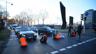 Klimaaktivisten blockieren die Straße.