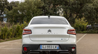 mid Madrid - Das neue Citroen Logo schmückt das Heck, das "e" ist in blau gehalten und setzt sich farblich ab.