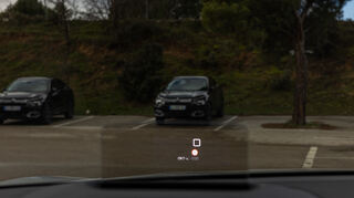 mid Madrid - Das Head-up-Display wird auf eine ausfahrbare Plastikscheibe projiziert.