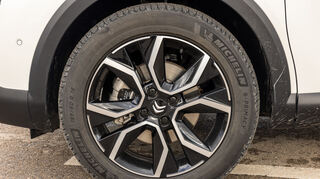 mid Madrid - Den e-C4 X gibt es mit 18 Zoll Leichtmetallfelgen und Michelin e-Primacy 195/50 R18 Bereifung.