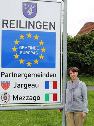 Agnès Thuault-Pfahler lebt seit über 20 Jahren in Reilingen und setzt sich schon lange für die deutsch-französische Verständigung ein, wie das vor gut einem Jahrzehnt entstandene Bild am Partnerschaftsschild in Reilingen zeigt.
